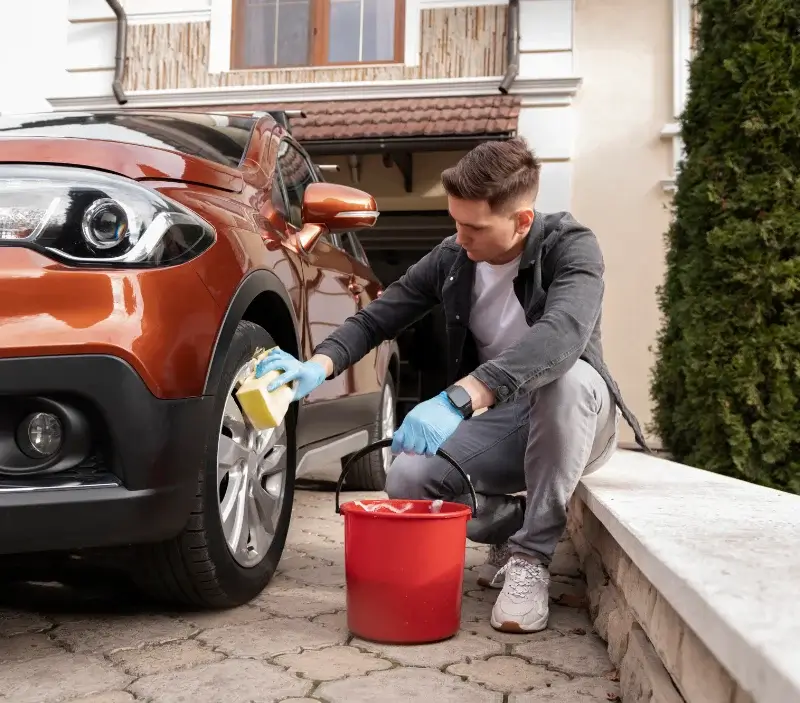 Lavage auto à domicile Rosel : professionnel intervenant sur un véhicule